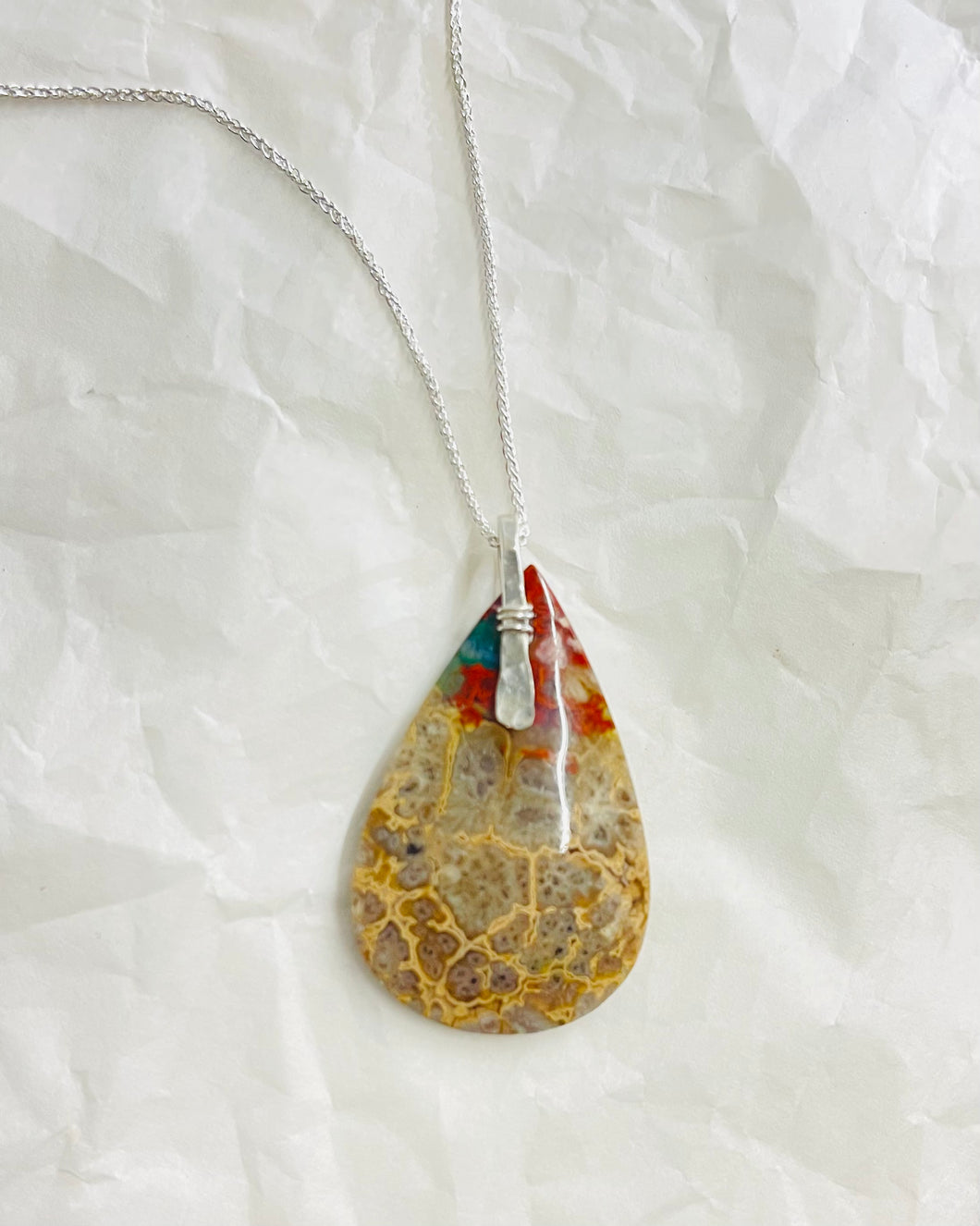 Pendant with plume agate