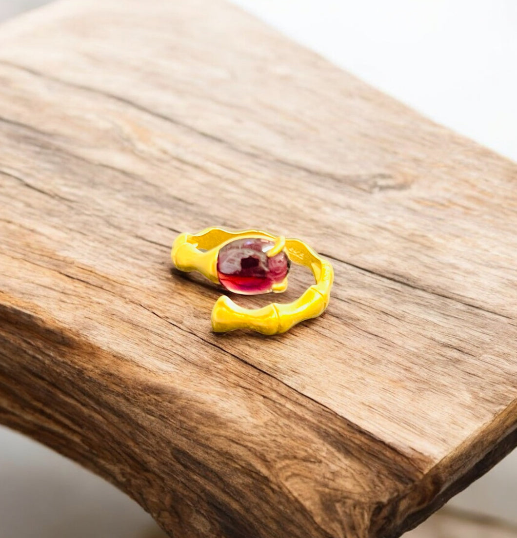 Ring with garnet with prongs