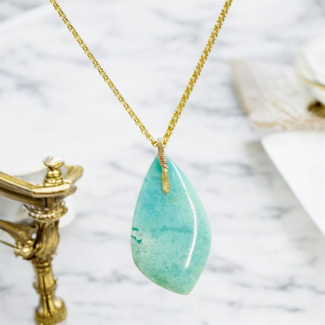 Pendant with opalized wood