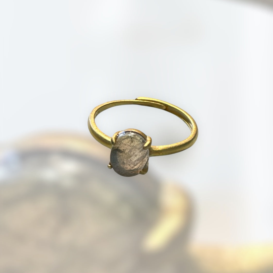 Ring with flashy labradorite
