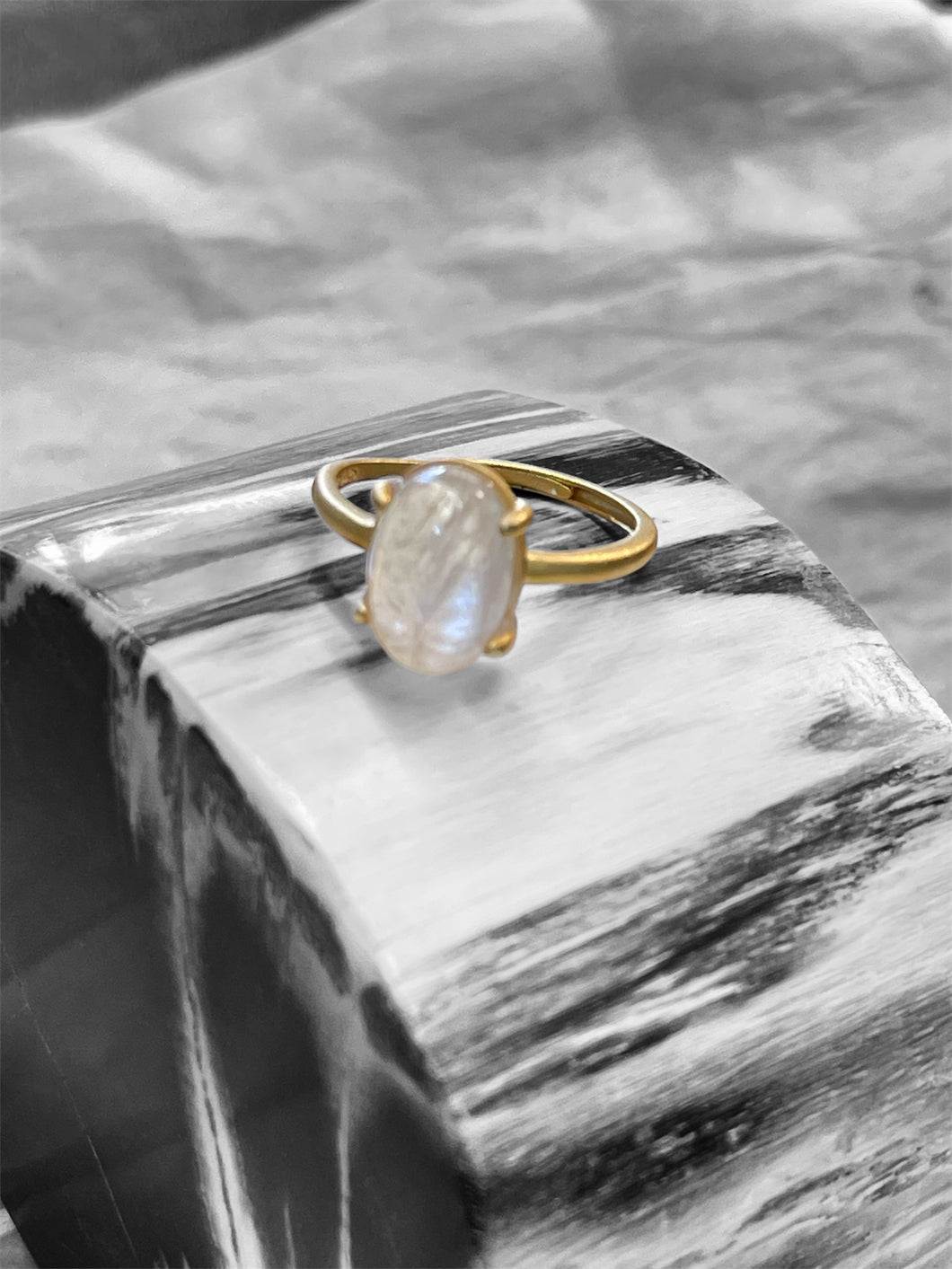 Ring with flashy moonstone
