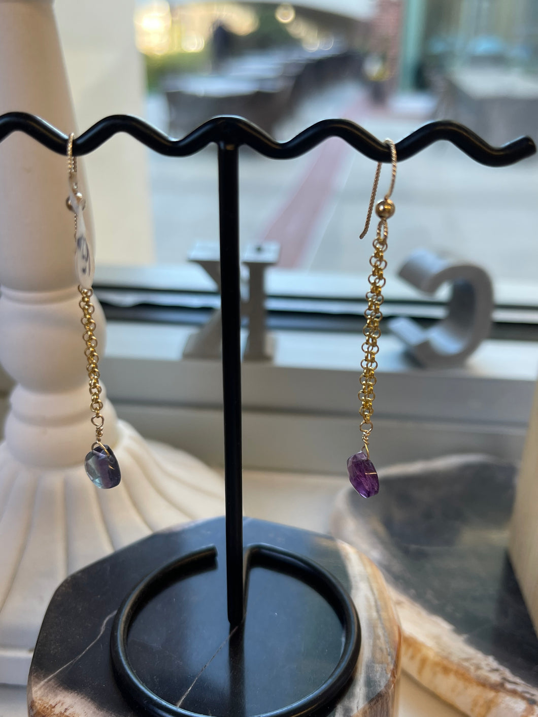 Earrings with chain and rainbow fluoride