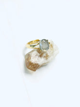 Ring with flashy labradorite