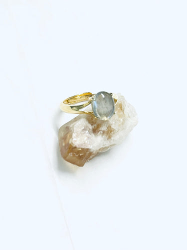 Ring with flashy labradorite