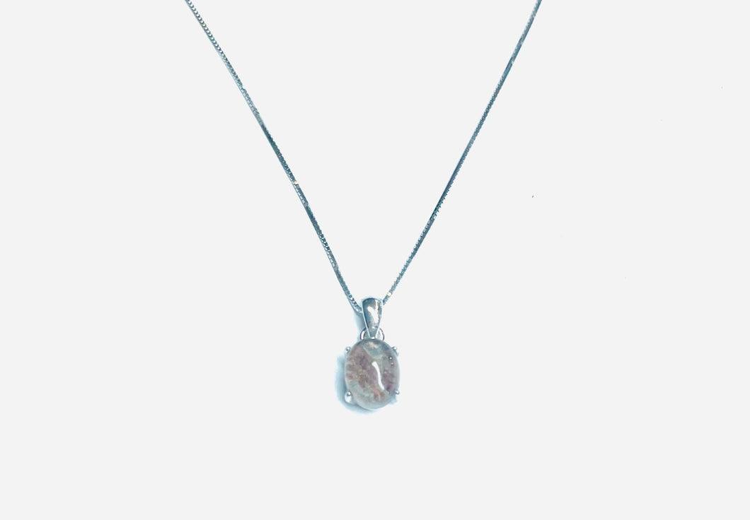 Pendant with quartz