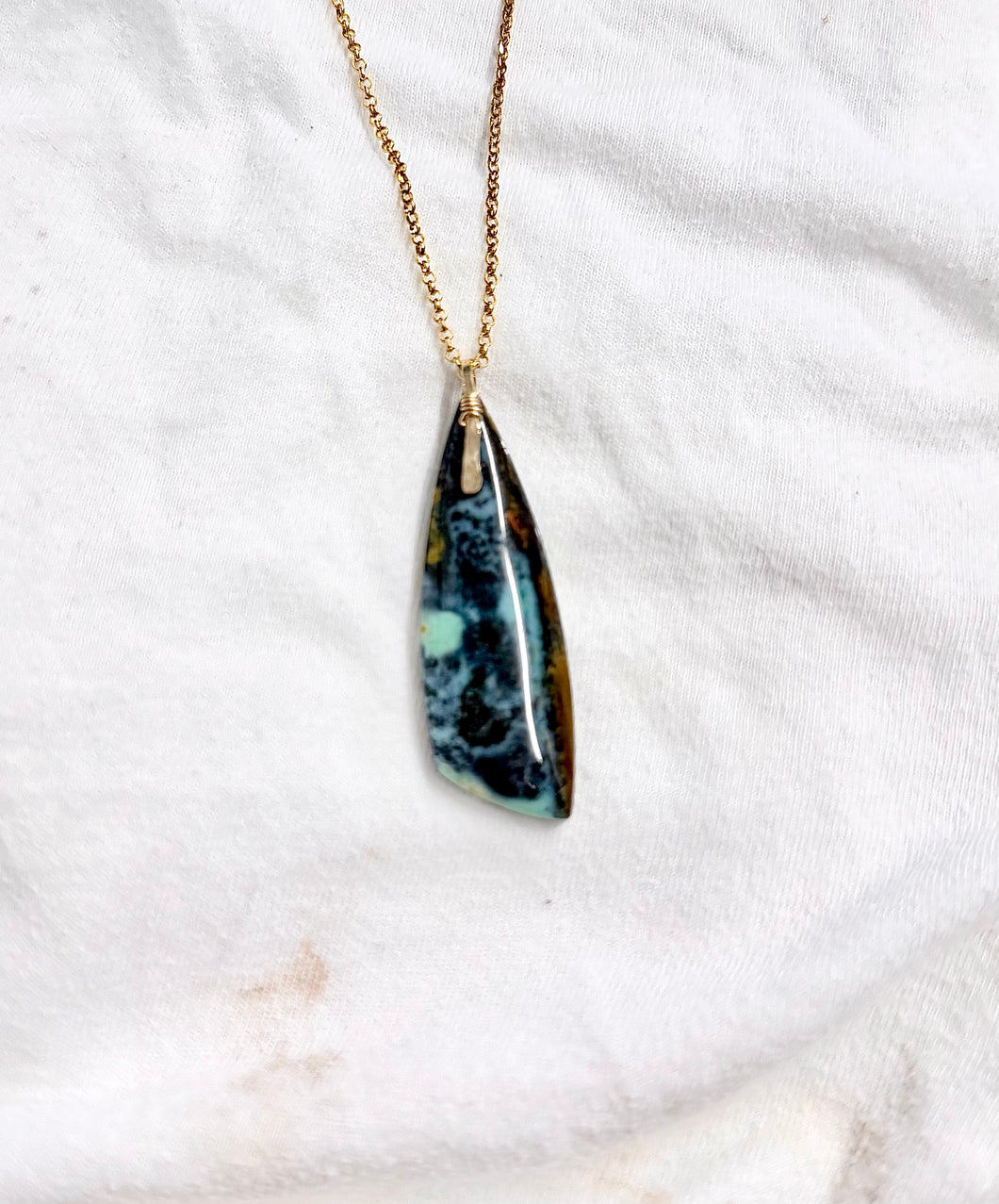Pendant with opalized wood