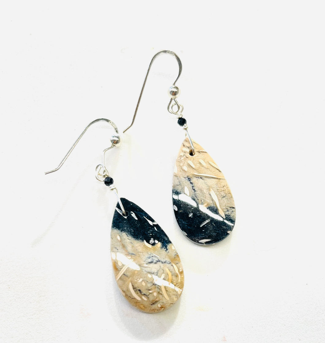 Earrings with palm root