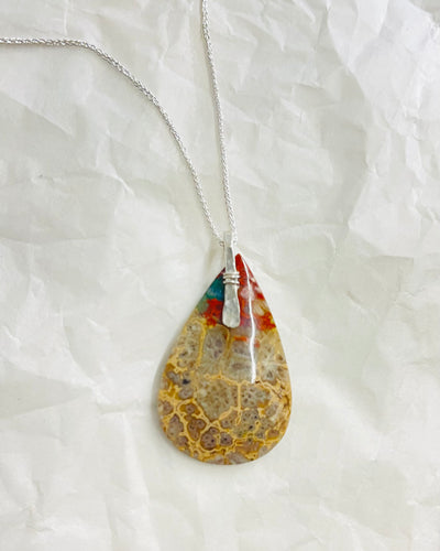 Pendant with plume agate