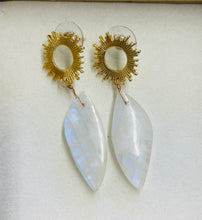 Earring with moonstone