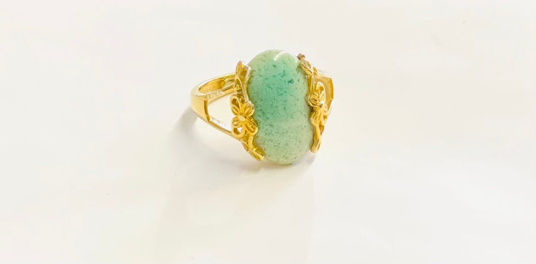 Ring with petrified opalized wood with prongs