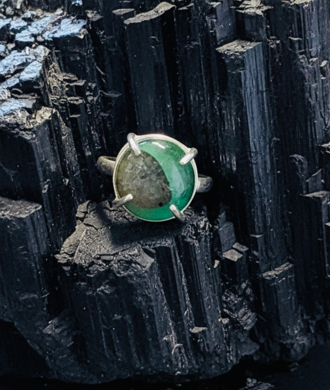 Ring with stunning color patterns green lake pattern