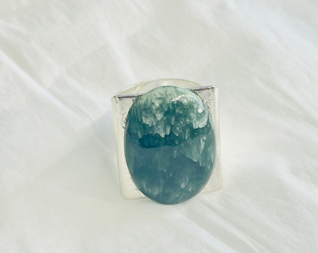 Ring with seraphinite