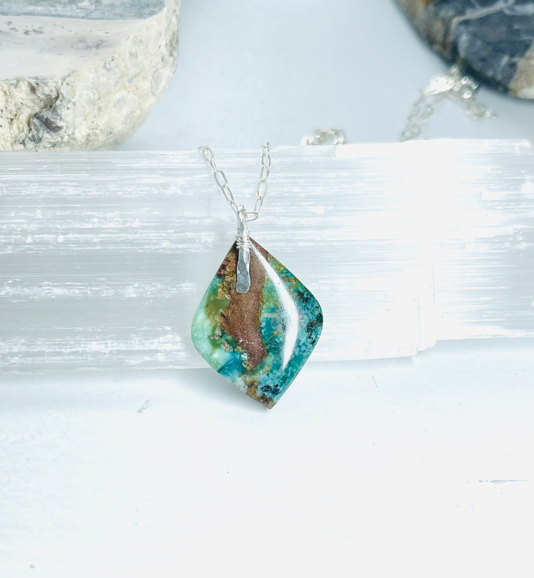 Pendant with opalized wood
