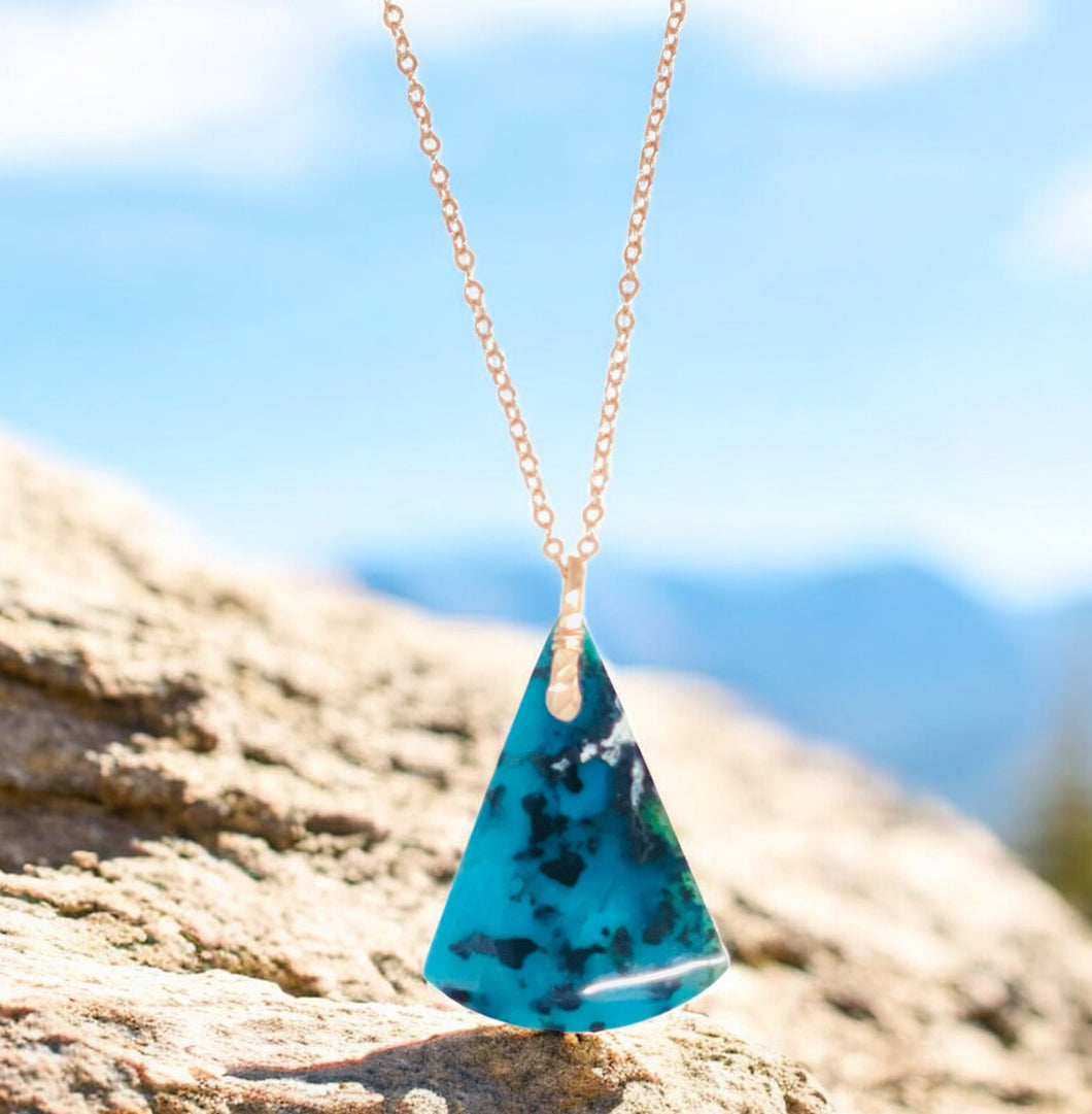 Pendant with gem silica