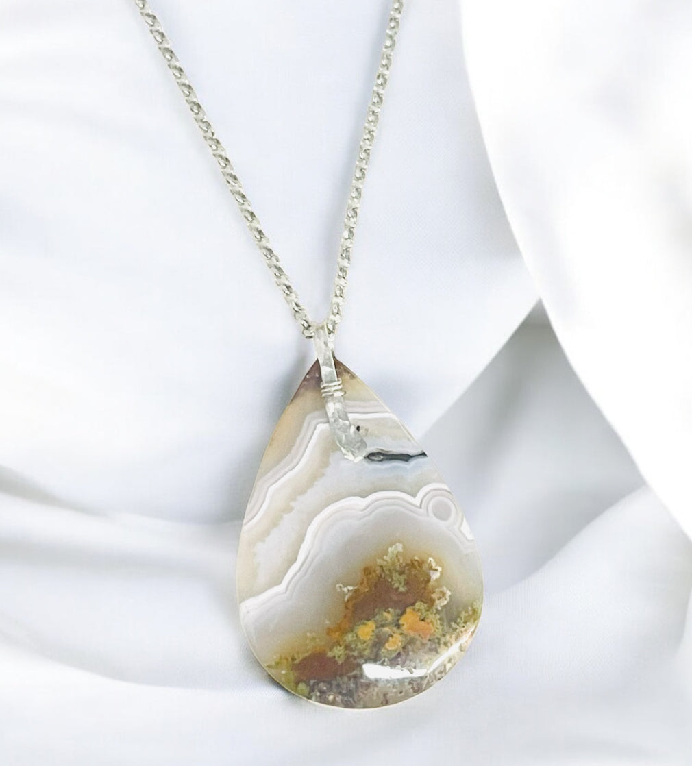 Pendant with moss agate