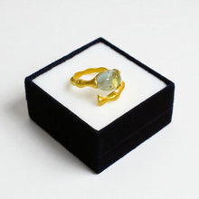 Ring with aquamarine with prongs