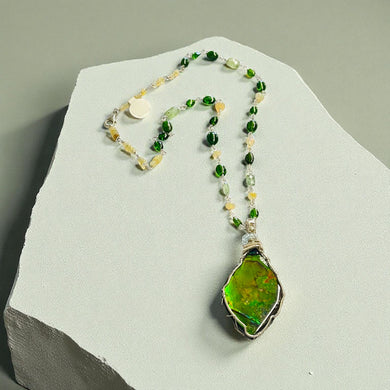 Necklace with Ammolite and opals