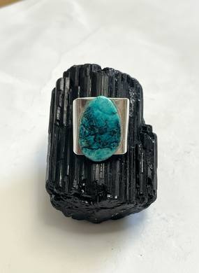 Ring with tear drop cabochon of gem silica