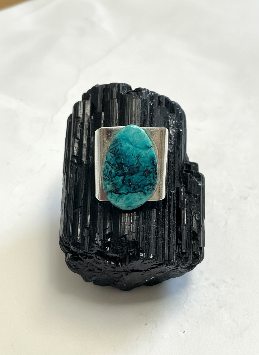 Ring with tear drop cabochon of gem silica