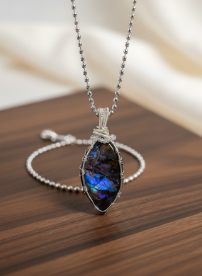 Pendant with purple Ammolite