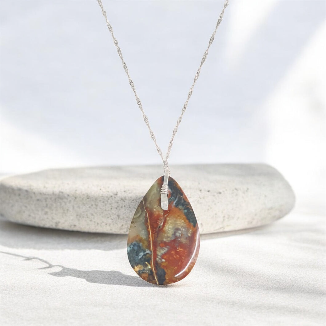 Pendant with plume agate