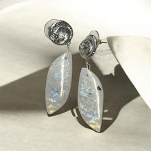Earring with moonstone