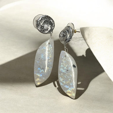 Earring with moonstone