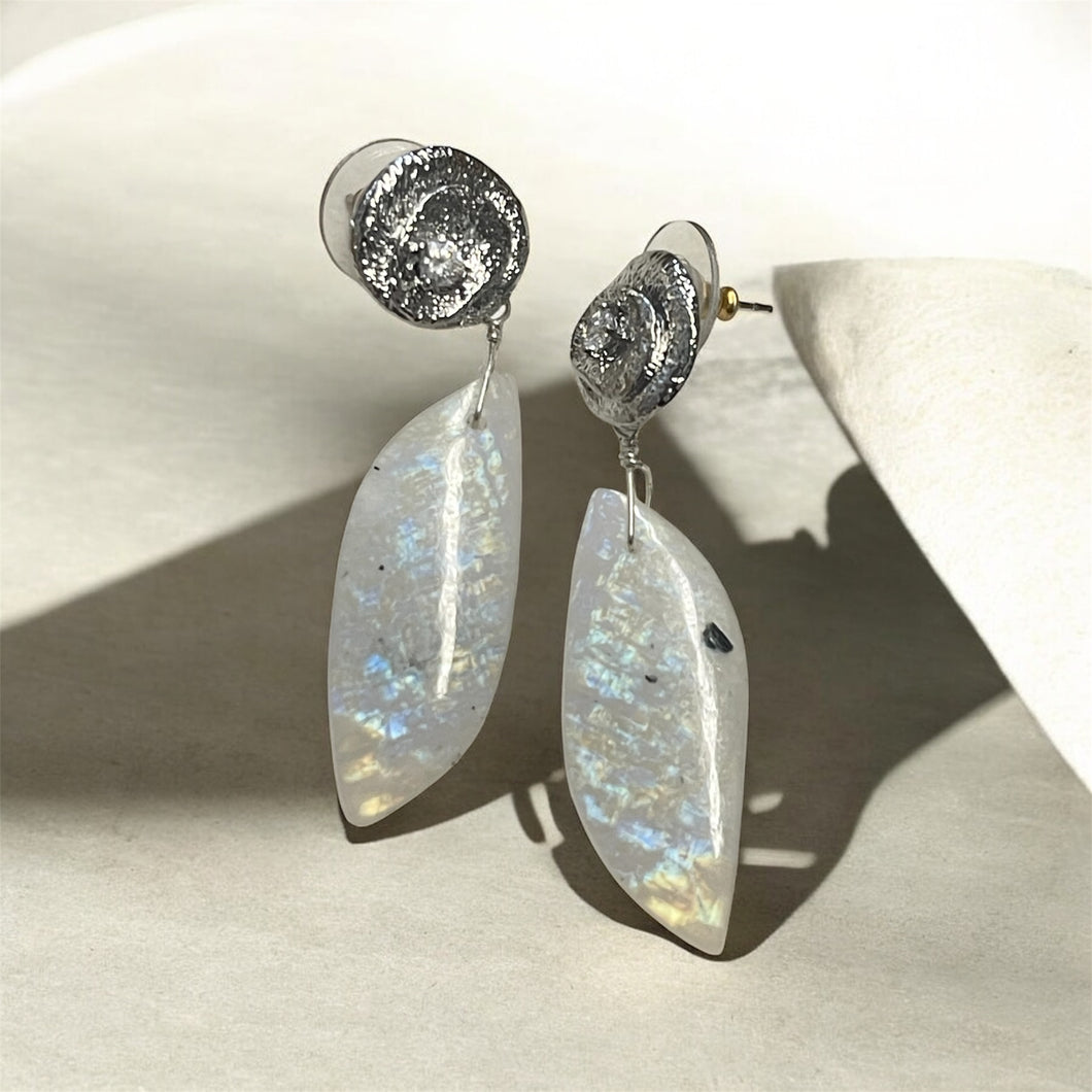 Earring with moonstone