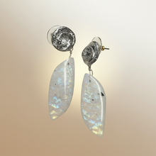 Earring with moonstone