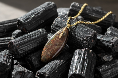 Pendant with red Ammolite