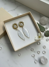 Earring with moonstone