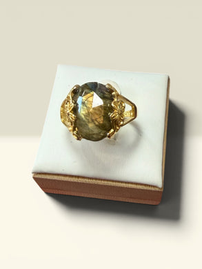 Ring with flashy labradorite