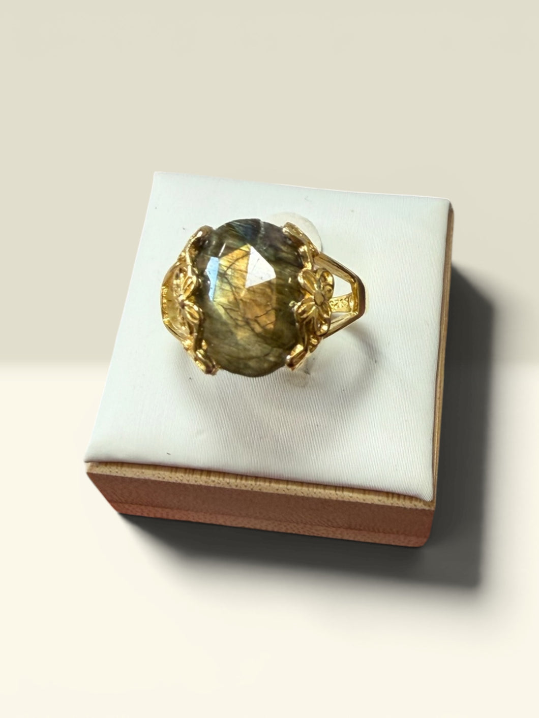 Ring with flashy labradorite