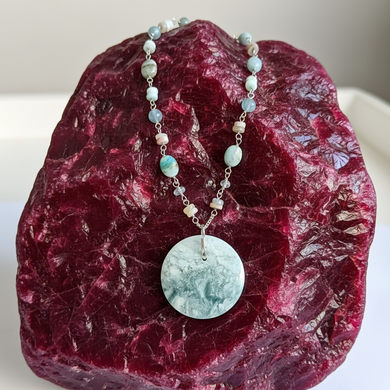 Necklace with blue plume agate and gem stones