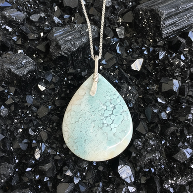 Pendant with plume agate
