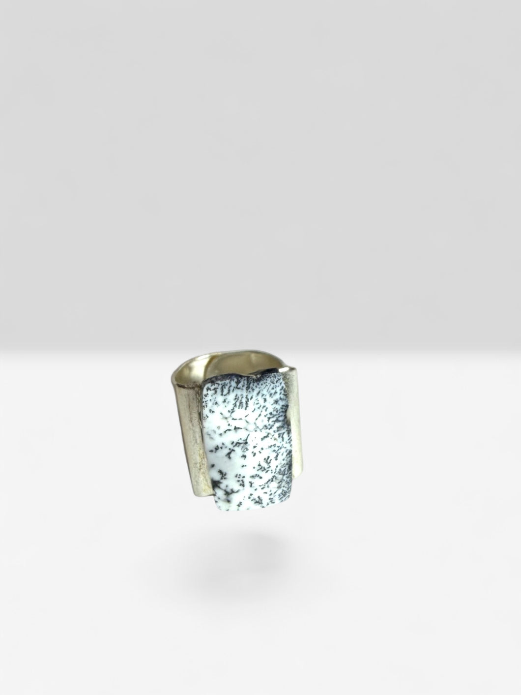 Ring with dentritic opal