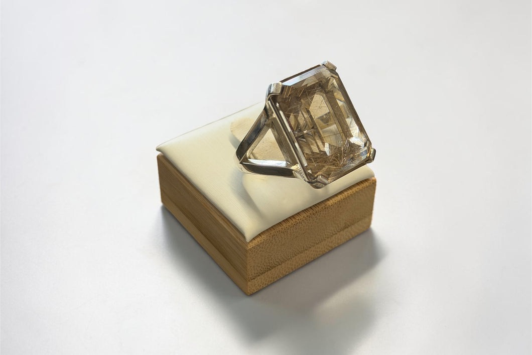 Ring with golden rutilated quartz