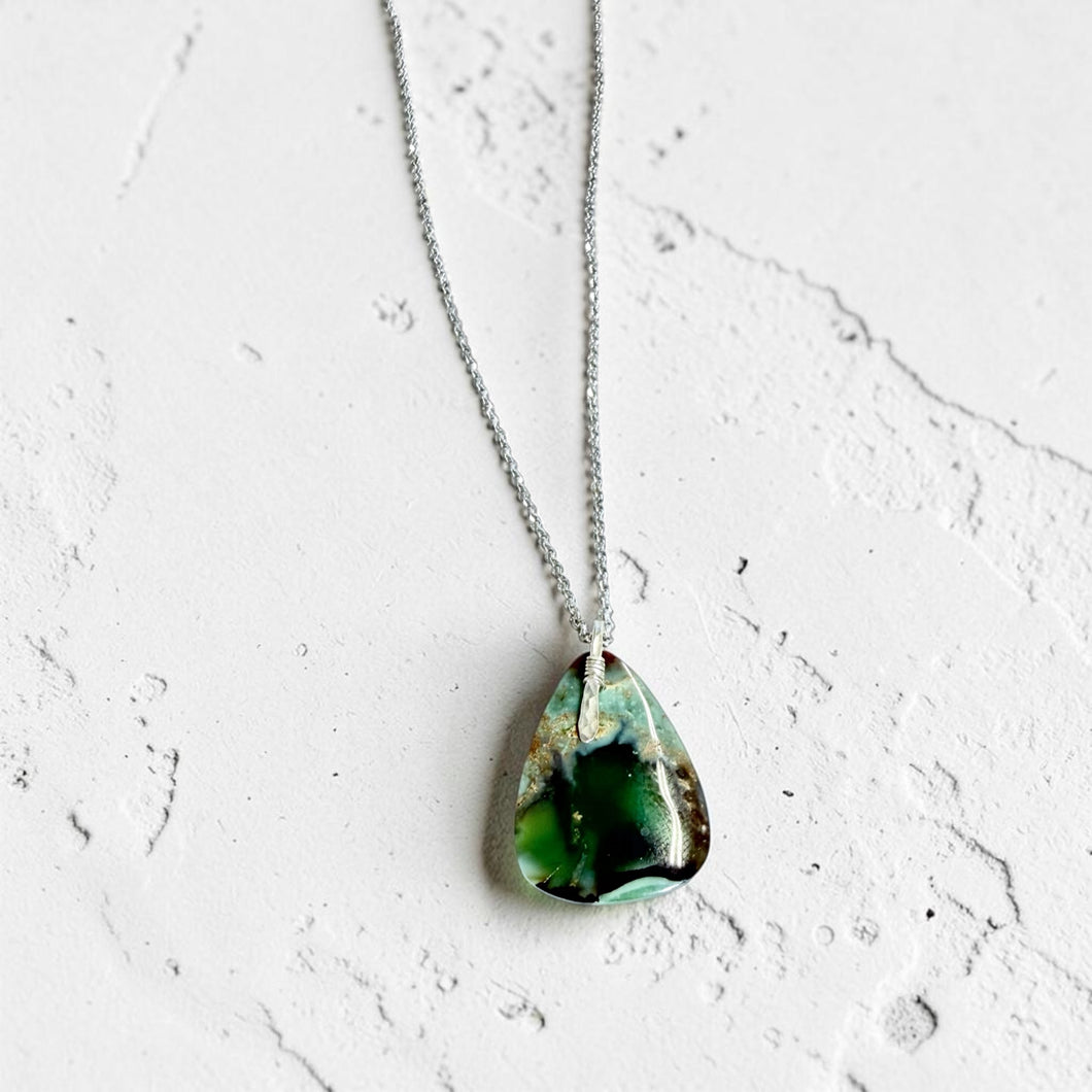 Pendant with opalized wood
