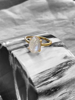 Ring with flashy moonstone