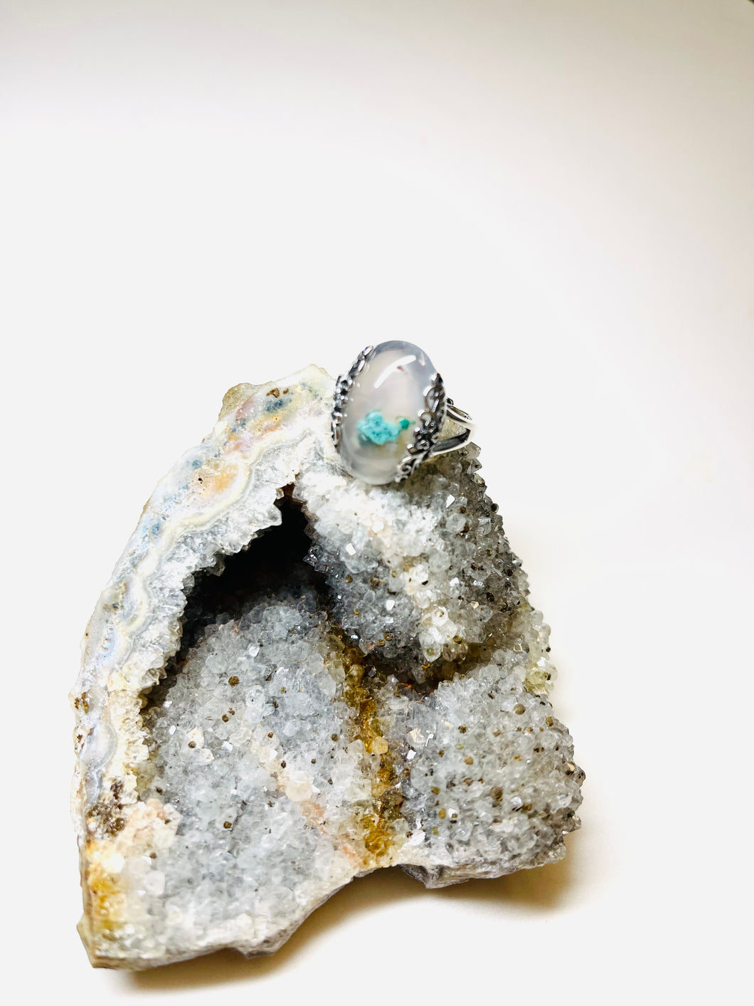 Ring with quartz, chrysocolla and natural copper