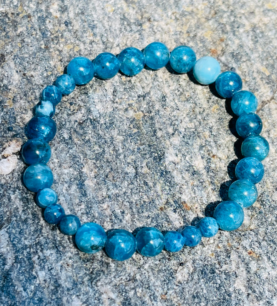 Bracelet with natural blue Apatite beads