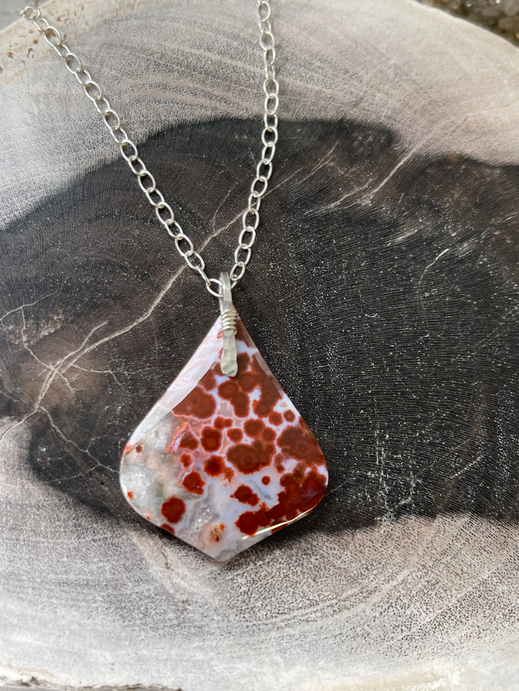 Pendant with plume agate