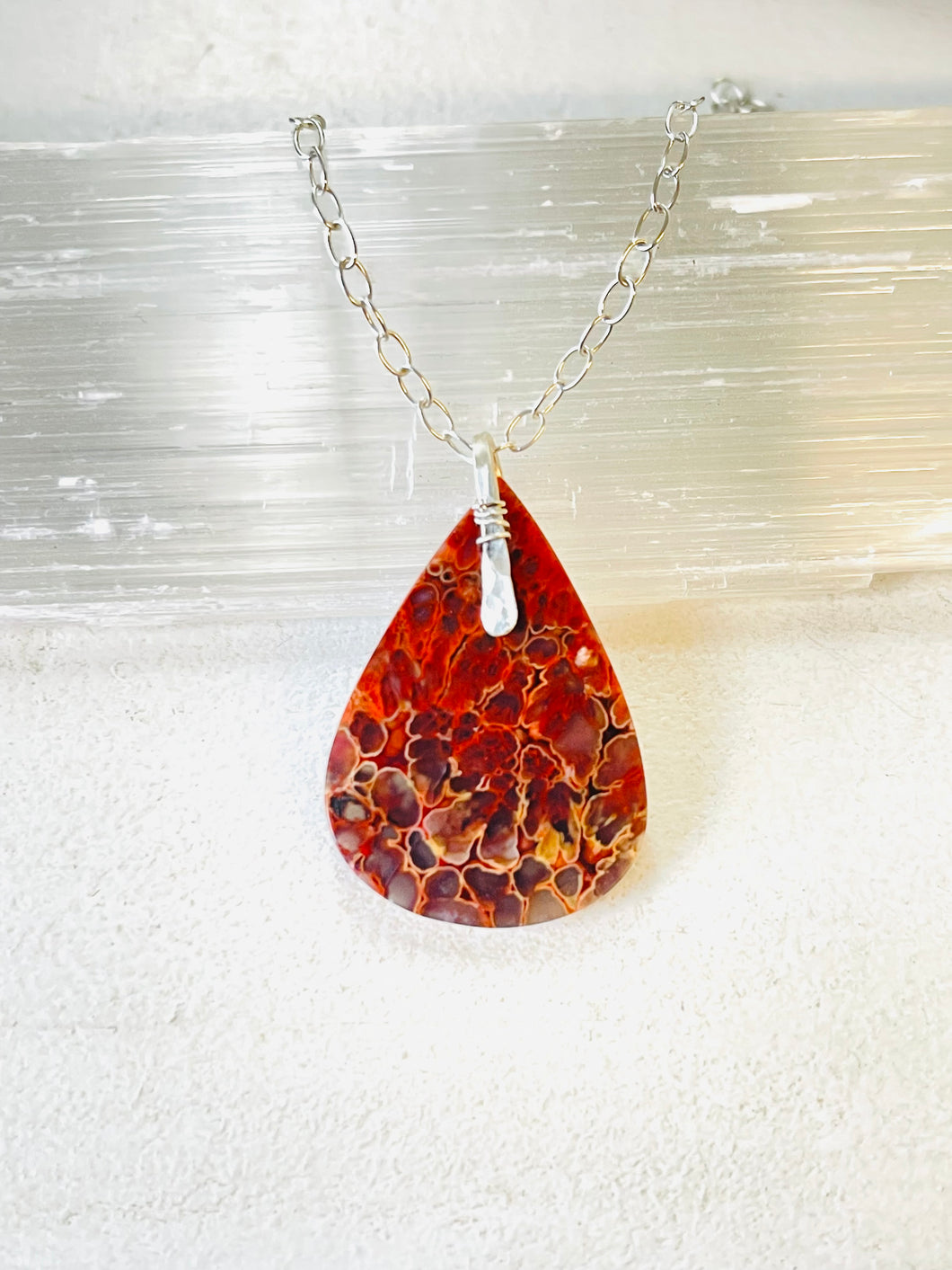 Pendant with red plume Agate