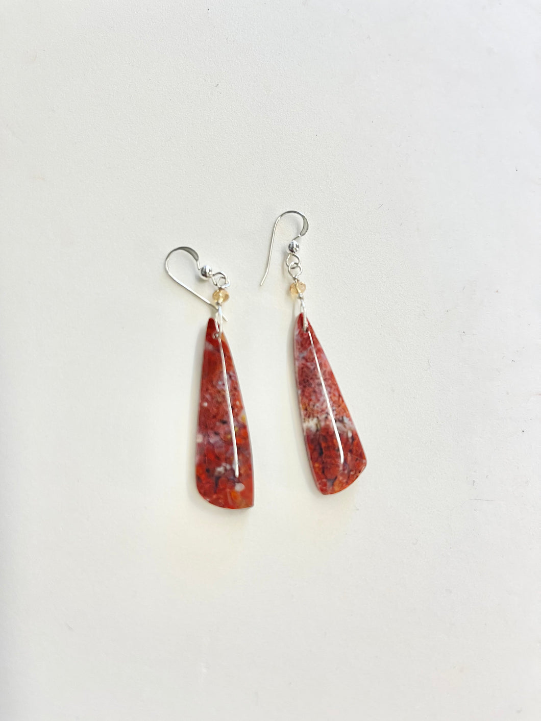 Earrings with plume agate in burgundy colors